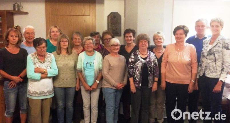 Heimleiterin Monika Breunig (rechts) ehrte viele ehrenamtliche Helfer für deren soziales Engagement im Seniorenheim St. Josef in Kastl. Bild: jp