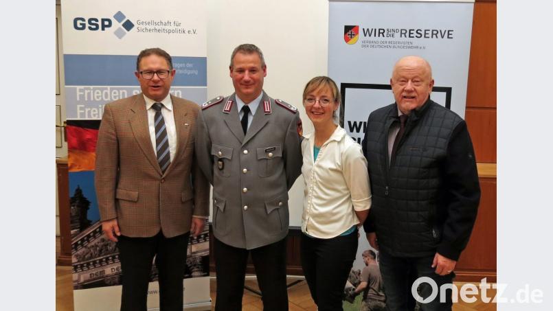 Zur Multinationalisierung der Streitkräftebasis referierte Inspekteur Oberstleutnant Michael Heinrich (Zweiter von links) bei der Gesellschaft für Sicherheitspolitik. Es danken Harald Puckschamel (links), Oberstabsärztin der Reserve Manja Bönchendorf und Organisator Günter Bogner. Bild: Dobmeier