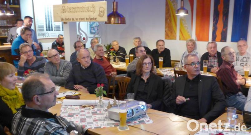 Architekt Stefan Kunnert stellt die Pläne vor (Mitte rechts). Bild: fsb