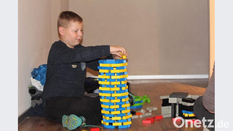 Dieser junge Mann errichtete in weniger als 15 Minuten seinen farblich koordinierten Turm. Bild: Williamson, Dagmar