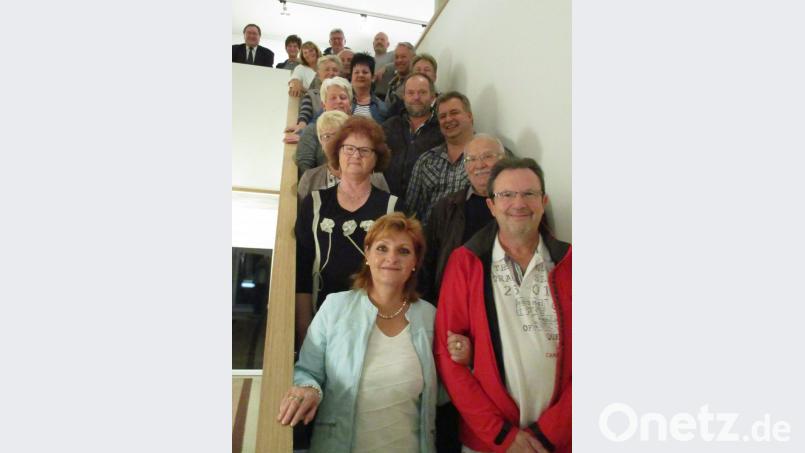 Bei der Prämierung der Sieger des Blumenschmuck-Wettbewerb 2018 in Nagel freuten sich acht Sieger über eine Urkunde. Bürgermeister Theo Bauer (links oben) dankte den Hobbygärtnern für ihre Mühe.
Auf dem Foto zu sehen: (von unten nach oben) Andrea und Horst Brix, Katharina und Manfred Franzke, Petra und Thomas König, Edeltraud und Thomas Tretter, Anni Schlicht, Erich Sturm, Franziska und Gerhard Pfitzner, Wolfgang Ludwig, Monika Ludwig (jeweils von links nach rechts). Gemeindesekretärin Ilona Schultheiß und die Jurymitglieder Josef Sturm und Hans Köslter (oben, von links nach rechts). Bild: kkl
