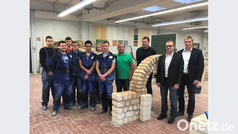 Freuten sich über die gelungene Austauschwoche: Die sechs tschechischen Auszubildenden mit der Übersetzerin Martina Košařová (6. v. li.), Fachlehrer Jan Vrátník (4. v. re.), Ausbilder Karl Winkler (3. v. re.), dem Direktor der Baufachschule Pilsen Miroslav Šteffek (2. v. re.) und dem Leiter des Bildungszentrums Tobias Knauer (1. v. re.). Foto: HWK Bild: exb