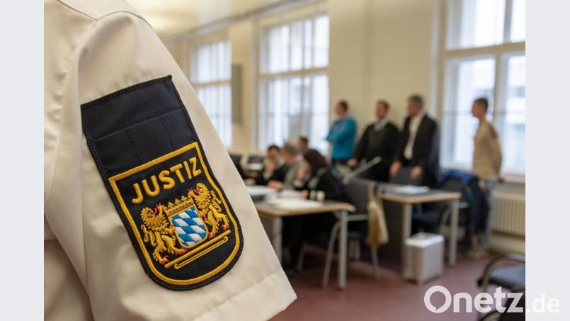 Ein Justizbeamter steht in einem Verhandlungssaal des Landgerichts. Mit dem illegalen Verkauf von Kennwörtern für Bezahlfernsehen sollen fünf Männer einen Pay-TV-Sender um fast 17 Millionen Euro gebracht haben. Die Staatsanwaltschaft wirft den Angeklagten unter anderem Bilden einer kriminellen Vereinigung und Computerbetrug vor. Bild: Armin Weigel/dpa