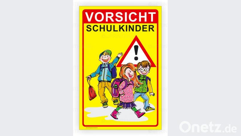 GRin Barbara Gerl (CSU) sieht im Beispiel dieses Warnschildes ,von der CSU Fraktion eingebracht, eine zusätzliche Sicherheit für die Kinder Bild: sche