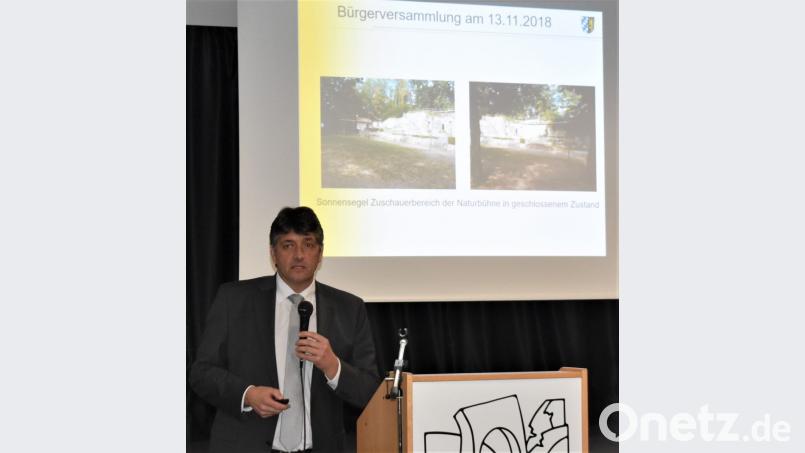 Bürgermeister Edgar Knobloch informierte bei der Bürgerversammlung über Sanierungen, Baumaßnahmen, Kultur und über die Finanzen bei der Bürgerversammlung in der Aula der Grund- und Mittelschule. Bild: rgr