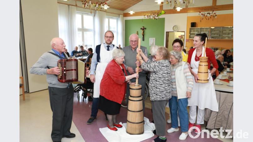 Ludwig Schmid (links) gibt dem Heimbeirat den Takt zum Ausbuttern vor. Mit auf dem Bild Heimleiter Andreas Wöhrl (Zweiter von links) sowie (von rechts) Gerontotherapeutin Inge Sander und die Expertin fürs Ausbuttern Irene Heinl. Bild: njn