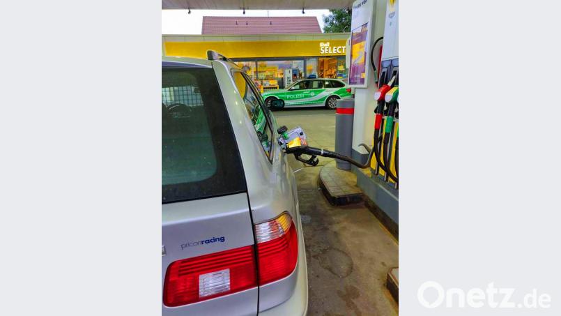 Während des Betankens kam nach Angaben des Betroffenen auch eine Polizeistreife vorbei, die nach einem eventuell undichten Tank fragte. Nach dem Hinweise auf die Fehlfunktion an der Zapfsäule, sei der Kontakt mit den Ordnungshütern beendet gewesen. Bild: exb