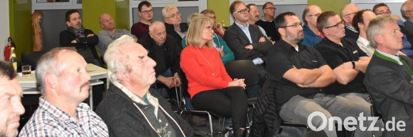 Die Grafenwöhrer verfolgen aufmerksam die Informationen. Bild: rgr