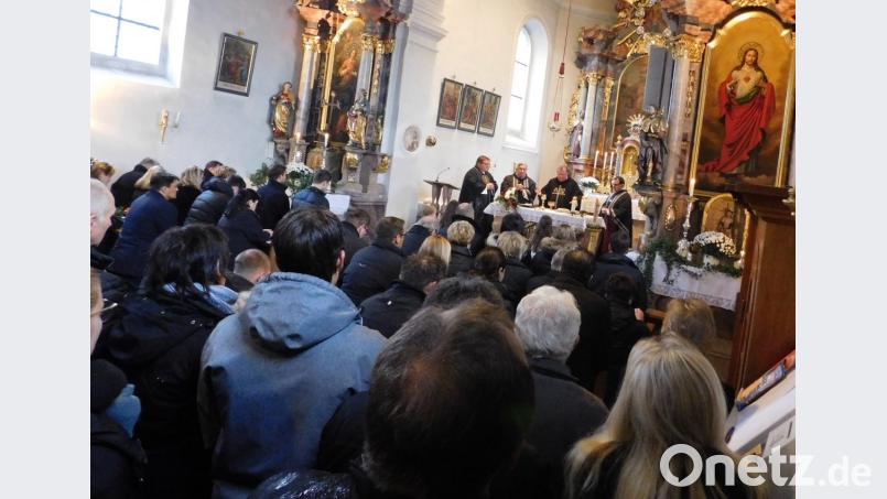 Die Pfarrer Sven Grillmeier, Alois Lehner, Reinhard Forster und Konrad Amschl (von links am Altar) gestalteten den Trauergottesdienst für Michael Emmerig. Bild: hai