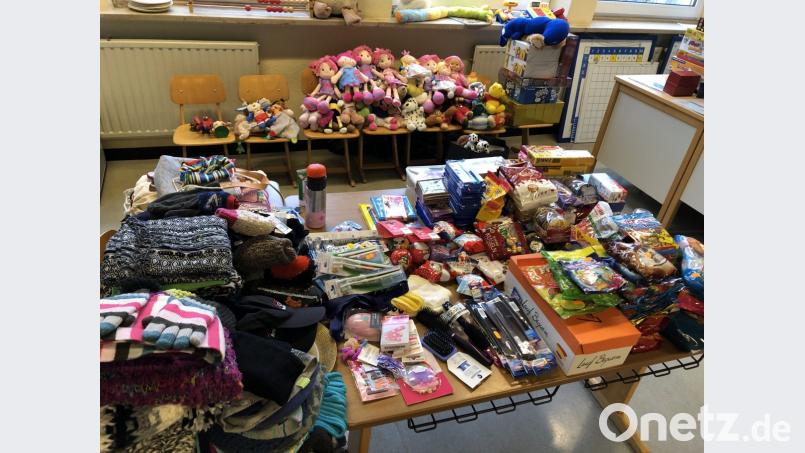 Viel tolle Sachen haben die Kinder der Grundschule Altenstadt für die Pakete mitgebracht. Bild: adj
