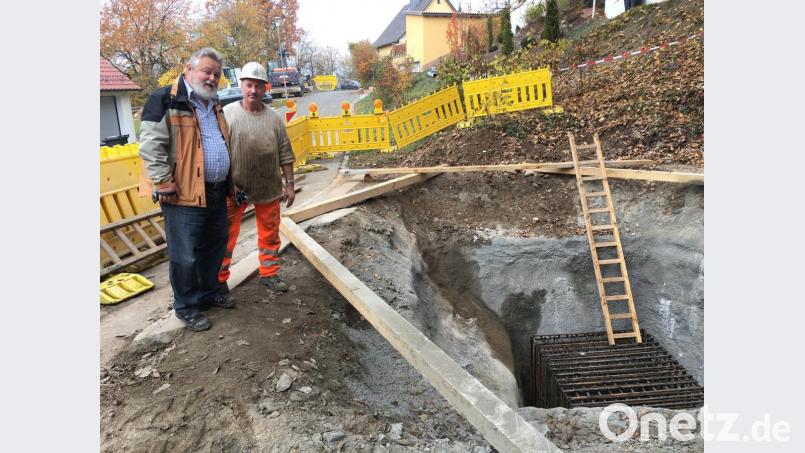 Der Stahlkäfig ist bereits im Schacht. Dieser Tage fließt Beton, erklärt Kapo Roland Lurtz (rechts). Mit im Bild Ortsheimatpfleger Heinrich schwarz. Bild: ihl
