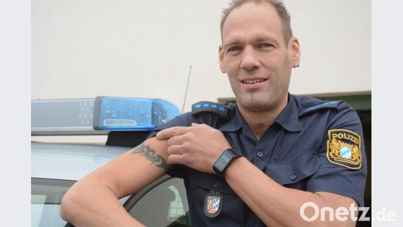 Der Verwaltungsgerichtshof hat entschieden: Bayerische Polizisten dürfen Tattoos im Dienst nicht sichtbar tragen. Polizeihauptmeister Uwe Schmidt zeigt, was erlaubt ist – und zieht dann das Hemd wieder drüber. Bild: Gabi Schönberger