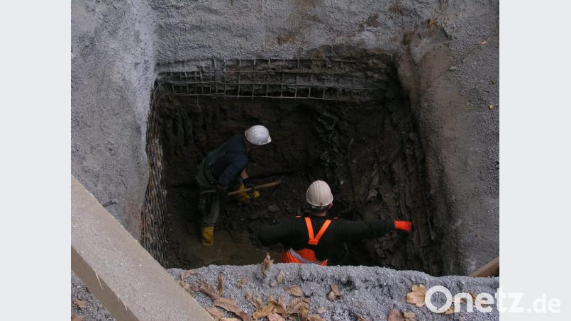Stahlgewebe und Spritzbeton geben den Schachtwänden Halt. Bild: Heinrich Schwarz