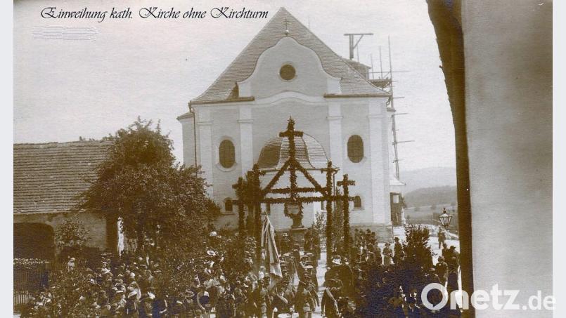 Vor über 100 Jahren feierte der ganze Ort ein großes Fest anlässlich der Einweihung der kath. Pfarrkirche St. Georg, auch wenn der Kirchturm zu dieser Zeit noch nicht fertiggestellt war. Bild: flt