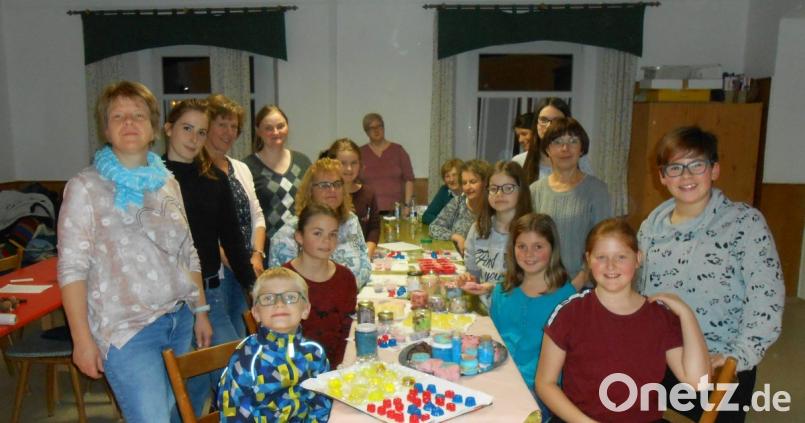 Badezusätze sind jetzt bei einem Abend des Frauenbund-Ortsverbands Münchenreuth und der KEB im Pfarrhof hergestellt worden. Bild: exb