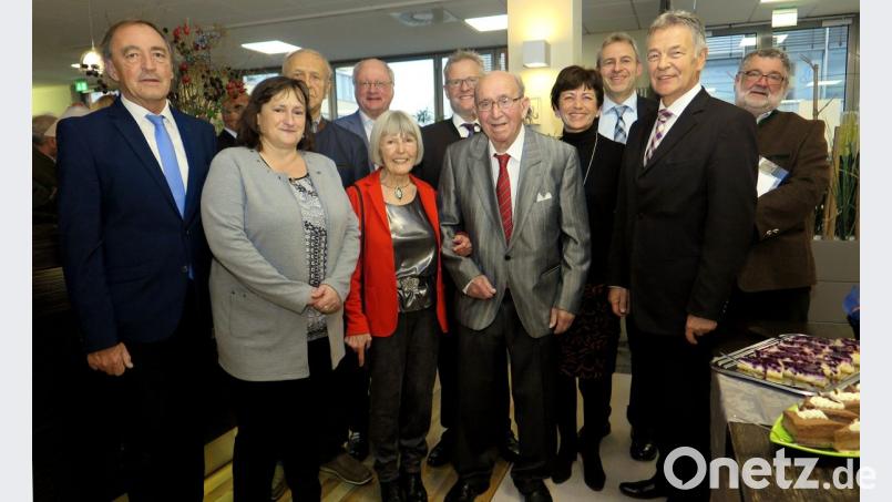 Zahlreiche Weggefährten gratulierten Franz Sichler (Mitte, zusammen mit Ehefrau Elisabeth) zum 90. Geburtstag. Bild: Hirsch