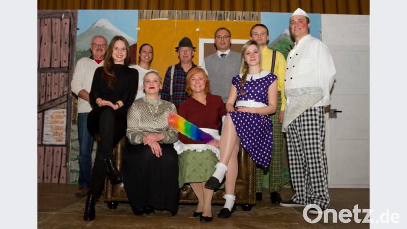 Fünfmal bietet die Kolping-Theatergruppe ab morgen den Besuchern der Boulevard-Komödie „Die wilde Hilde“ die Gelegenheit, die Lachmuskeln zu trainieren. Das Ensemble. Vorne v. l.: Regisseurin Christina Wisneth, Saskia Krügelstein, Kerstin Ackermann, Melissa Bosser, Maximilian Stein. Hintere Reihe v. l.: Souffleur Richard Wisneth, Maskenbildnerin Beatrice Hergeth, Erhard Ackermann, Hans Fleischmann und Ludwig Koller. Bild: u