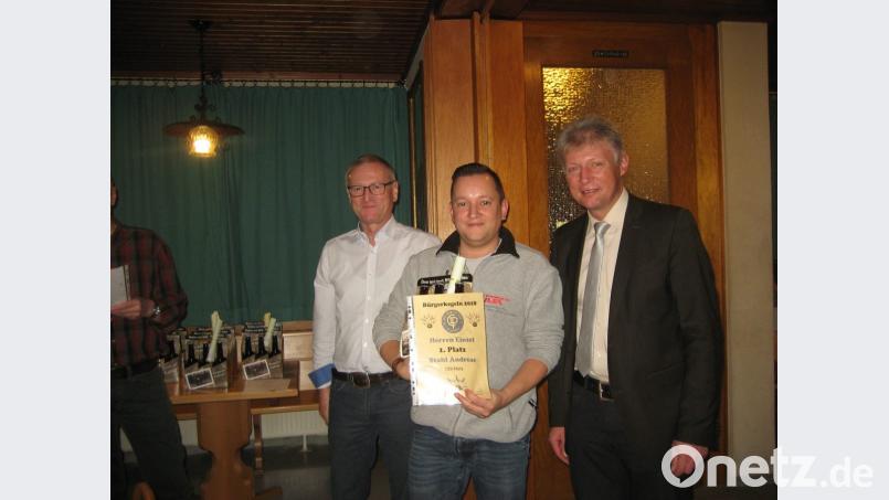 Die Bilder zeigen Don-Promillo-Club-Präsident Hans Rath (links) und Bürgermeister Lothar Müller (rechts), mit Herren-Einzelgewinner Andreas Stahl. Bild: exb