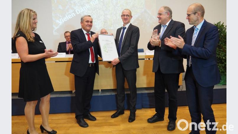 Aufsichtsratsvorsitzender der Kliniken Nordoberpfalz Kurt Seggewiß und der Leiter des Onkologischen Zentrums Nordoberpfalz Privatdozent Dr. Werner Heinz präsentieren die Zertifizierungsurkunde der Deutschen Krebsgesellschaft Zweiter und Dritter von links) Mit ihnen freuen sich (von links) Zentrumskoordinatorin Petra Thomas, Bürgermeister Lothar Höher und Klinikvorstand Josef Götz Bild: Bühner