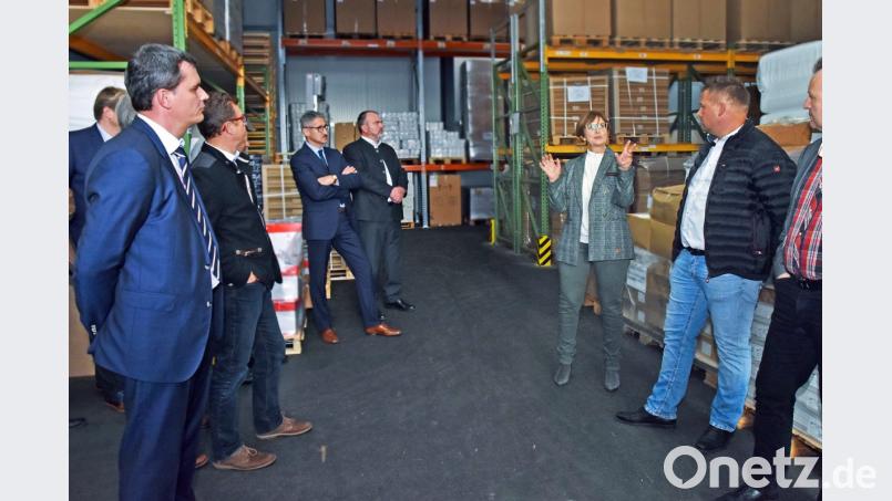 Cornelia Gebell, Geschäftsführerin der Meichner GmbH, führt das IHK-Gremium Nordoberpfalz rund um stellvertretende Vorsitzenden Josef Kallmeier (Dritter von links) und IHK-Geschäftsstellenleiter in Weiden Florian Rieder (links.) durch das Unternehmen. Bild: exb