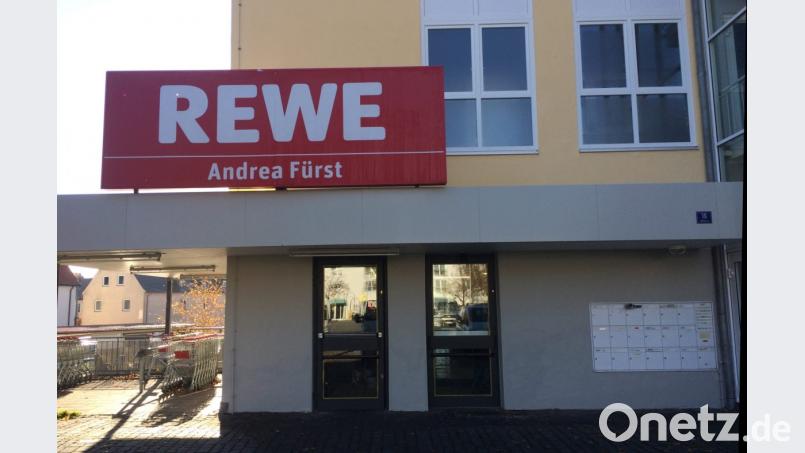 Das Schild ist bereits ausgewechselt. In wenigen Tagen erfolgt die Eröffnung des Rewe-Markts am Wiesauer Marktplatz. Bild: wro