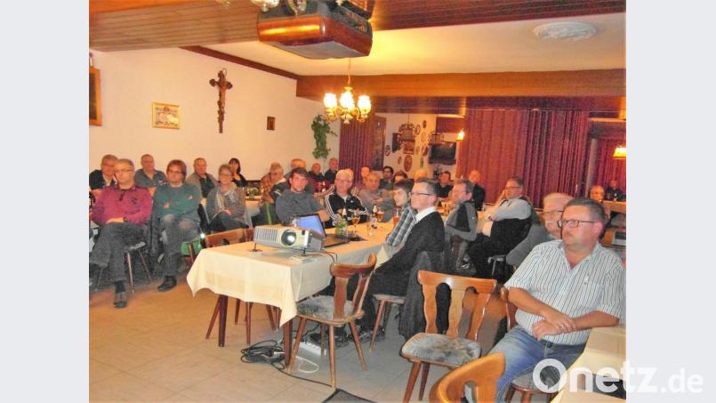 Die Teilnehmer an der Bürgerversammlung warten mit einigen Anregung, aber auch mit Kritik auf. Dennoch verläuft die Aussprache ruhig und sachlich. Bild: hl