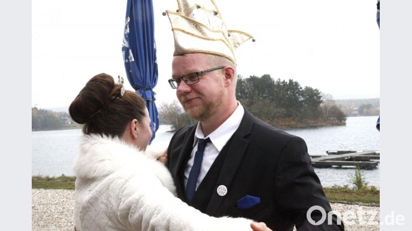 Zum Auftakt tanzte das Prinzenpaar am Seeufer. Bild: Hirsch