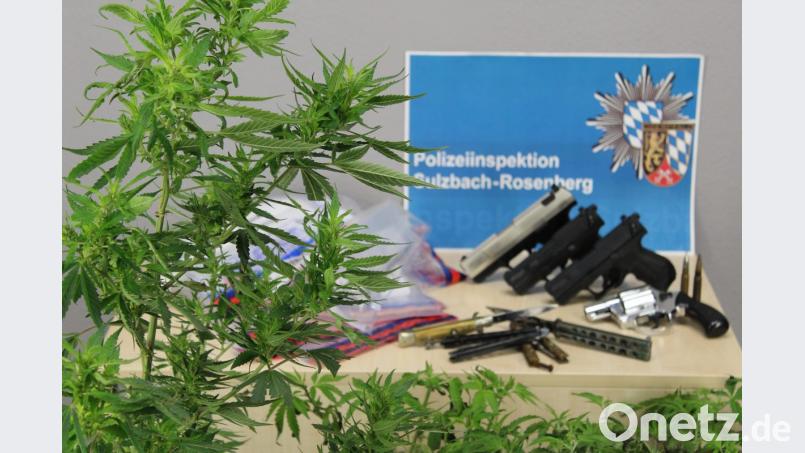 Polizeibeamten vollziehen am Donnerstag zwei Durchsuchungsbeschlüsse in Sulzbach-Rosenberg und Vilseck. Sie werden fündig: Haschisch, Marihuanapflanzen, verbotene Messer, Waffen und Munition. Bild: Polizei Sulzbach-Rosenberg