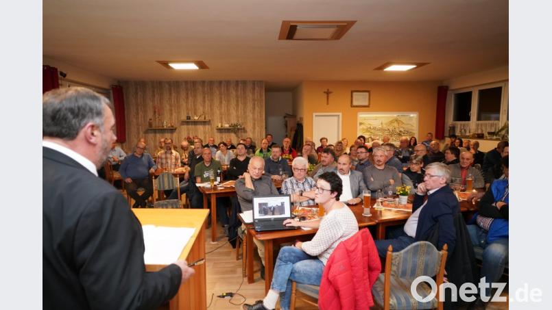 Bürgerversammlung Markt Waldthurn - Bürgermeister Josef Beimler (links) vor &quot;großer Kulisse&quot; Bild: fvo