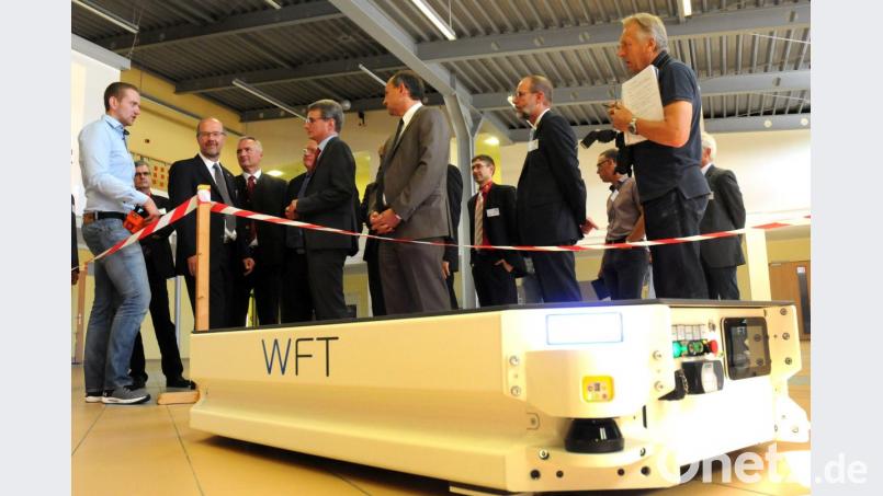 Das Pilotprojekt „Industrie 4.0“ des Beruflichen Schulzentrums Amberg zeigt Minister Bernd Sibler (Sechster von links), dass hochwertige Technologie im ländlichen Raum genauso gut umgesetzt werden kann wie in Metropolen. Bild: Stephan Huber