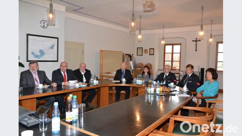 Die Vertreter des Zweckverbands und der Integrierten Leitstelle, von links die Bürgermeister Josef Schmidkonz, Klaus Meyer, Peter Merkl, Karlheinz Hoyer sowie stellvertretende Geschäftsleiterin Renate Nastvogel, Herbert Putzer und Jürgen Meyer (Integrierte Leitstelle) sowie Dr. Gudrun Graf, Ärztliche Leiterin beim Rettungszweckverband. Bild: pz