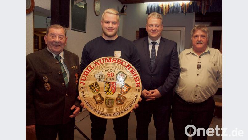 Gemeinsam mit Gründungsmitglied Josef Lotter (links) und Vilshofens Schützenmeister Josef Spies überreicht Landrat Richard Reisinger die von ihm gespendete Jubiläumsscheibe an Klaus Kryschak (von rechts). Bild: sön