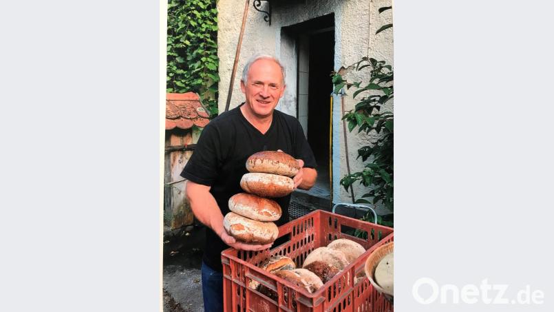 Er hat gut lachen, sein Brot kommt aus dem Holzofen und ist mit jahrzehntelanger Erfahrung gebacken, da stimmt die Kruste natürlich: Heribert Lindner, der Lückenriether Holzofenbäcker. Bild:  Privatarchiv Lindner
