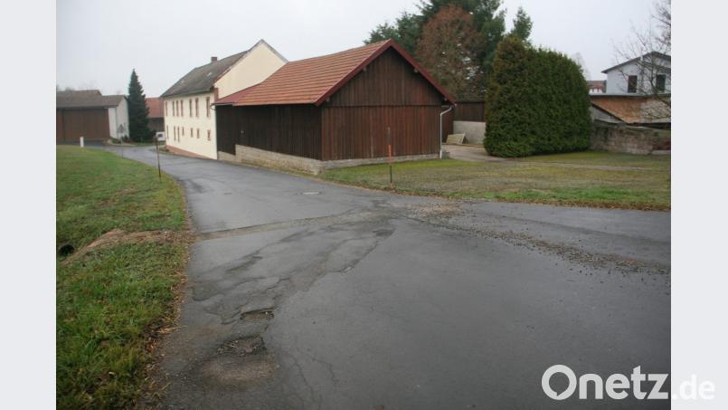 Mit Sorge betrachtet der Marktrat die Straßen in Triebendorf. Das Foto entstand wenige Meter vor der Fortführung nach Oberteich. Bild: wro