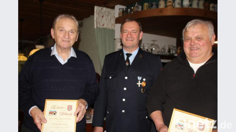 Albert Zinkl (links) und Johann Verschl (rechts) haben durch Vorsitzenden Josef Fuchs die Ernennungsurkunde zum Ehrenmitglied. Bild: frd