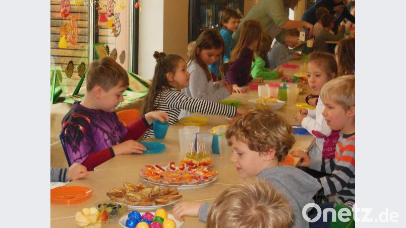 Die Kinder der Grundschule durften sich aus einer großen Speisenauswahl ein leckeres Pausenbrot zusammenstellen. Bild: amö