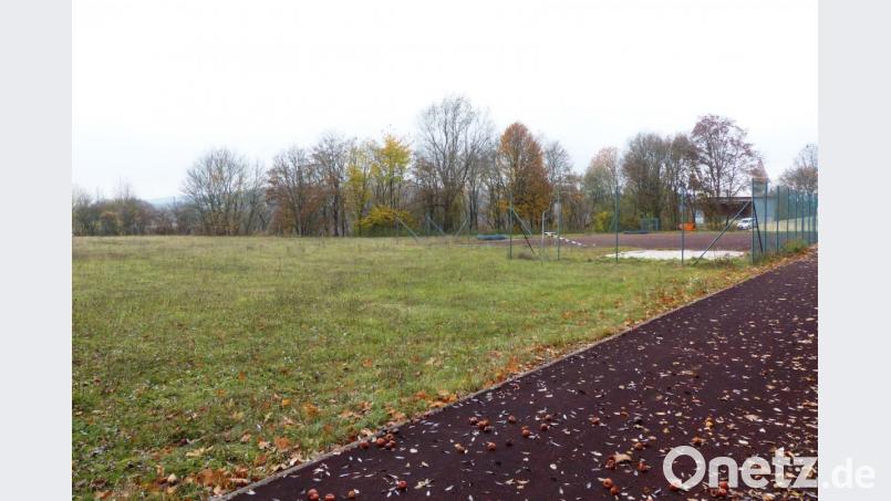 Die Tartanbahn verschwindet, hier wird in Zukunft nicht mehr gelaufen, sondern geparkt: Am Montag beginnt der Bau des neuen Parkplatzes der Polizeihochschule in Kastl. Bild: jp