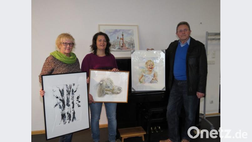 Gerda Müller, Nicole Schuller und Malkreisleiter Hans-Günther Pietschmann(von links) haben sich mit ersten Werken im Museumscafé getroffen - zur Besprechung der Vernissage am Samstag. Bild: ubb