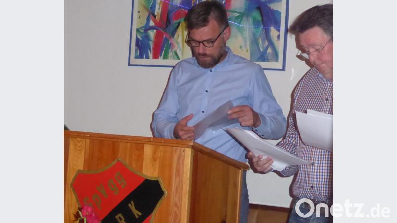 Die SpVgg-Vorsitzenden Josef Schiesl (links) und Karlheinz Ströbert Bild: fsb