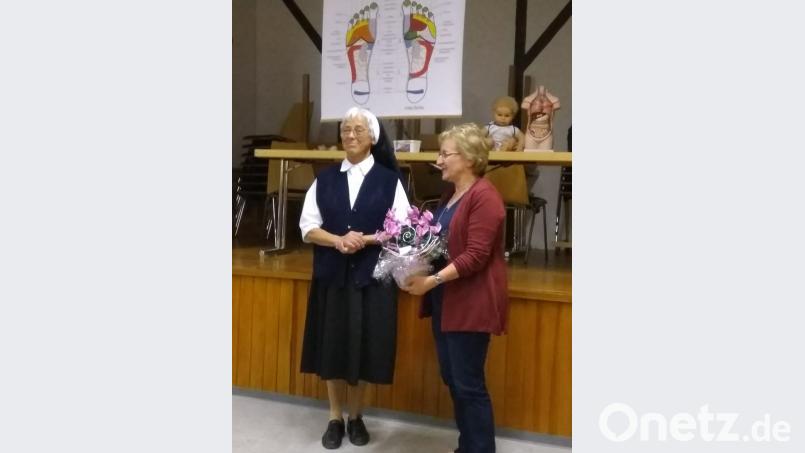 In einen interessanten Vortrag referierte Schwester Jubilata über die Fußreflexzonenmassage. und zeigte ihre heilende Wirkung. Maria Müller, die Vorsitzende des KDFB Trausnitz, bedankte sich dafür mit einem Geschenk. Bild: bnr