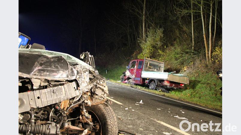 Nach der Frontalkollision blieben die beiden Fahrzeuge mit Totalschaden zurück. Der Fahrer des Pkw erlitt lebensgefährliche Verletzungen, die drei Männer im VW Crafter kamen mit leichten Verletzungen davon. Bild: jma