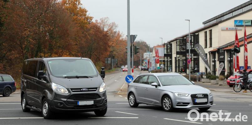Man hatte es den Ambergern fast nicht zugetraut. Doch tatsächlich klappt das zweispurige Abbiegen von der Bayreuther Straße in den Pfalzgrafenring inzwischen sehr gut. Bild: Wolfgang Steinbacher