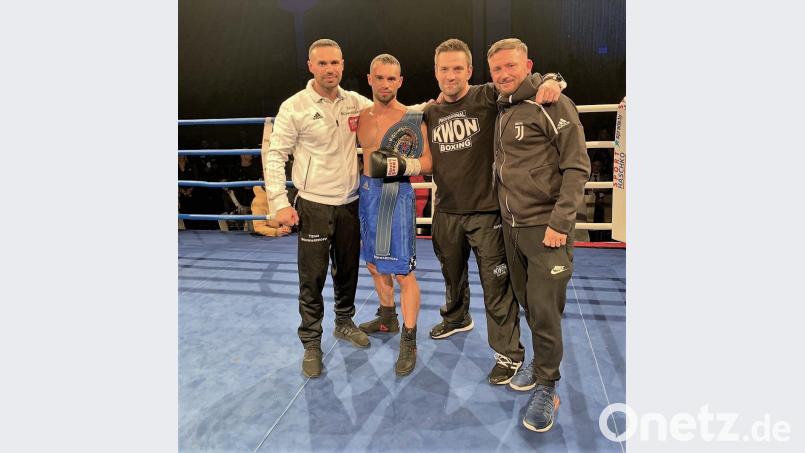Beim Titelgewinn von Profiboxer Timo Schwarzkopf fungierte Dr. Markus Johannes-Rueth (links), Chefarzt der Sportklinik an der Asklepios Orthopädischen Klinik Lindenlohe, als ärztlicher Betreuer und Mental-Coach. Bild: exb