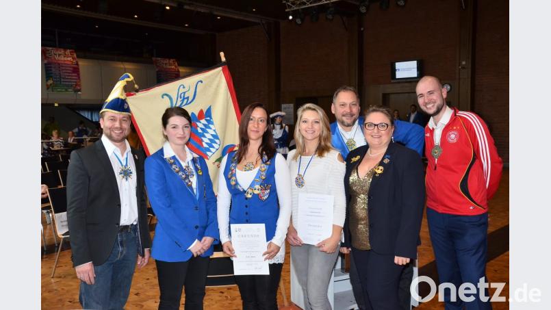 Tom Daschner (rechts) und Tobias Plödt freuen sich mit Aline Schneider, Sabine Kick und Daniela Gawlik (von links) über die Auszeichnungen durch Sandra Vietze (Zweite von rechts) und Gerald Grosser (Dritter von rechts). Bild: fjo