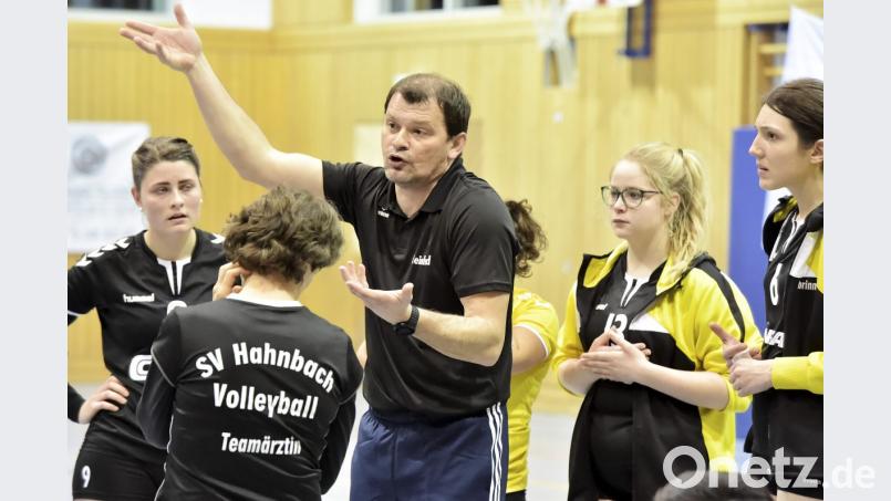 Reinhard Schön, der Trainer des SV Hahnbach, erklärt seinen Spielrinnen die Taktik. Bild: Hubert Ziegler
