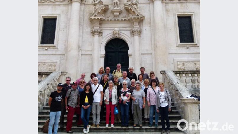 Bei einem Stadtbummel durch Dubrovnik versammeln sich die Reisenden zu einem Erinnerungsfoto. Bild: jzk