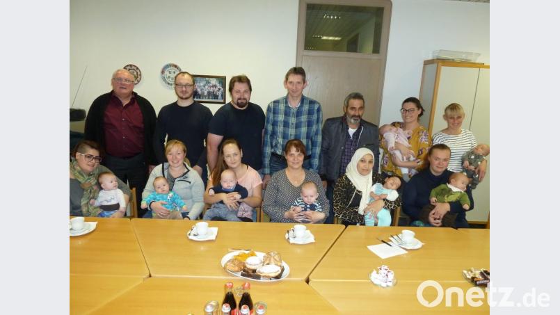 Bürgermeister Heinz Weigl (hinten, links) freute sich über den Besuch der jungen Familien mit ihren Neugeborenen. Bild: Portner