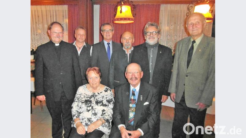 Edith und Uwe Schimpf (sitzend von links) feiern zusammen ihren 80. Geburtstag. Dem Wanderwart des Heimat- und Kulturvereins machen unter anderem Pfarrer Heribert Stretz, Michael Pinzer, Bürgermeister Werner Nickl, Georg Wagner sowie vom Oberpfälzer Waldverein Armin Meßner und Kurt Heinold ihre Aufwartung (stehend von links). Bild: hl