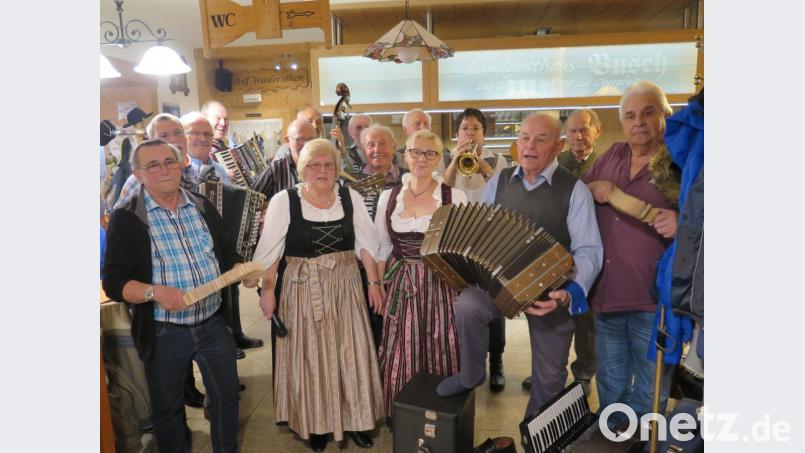 Die Kemnather Sängerinnen Monika Fink und Sieglinde Wick (vorne von links) freuen sich, dass so viele Musikanten zum Wirtshaussingen gekommen waren. Bild: jzk