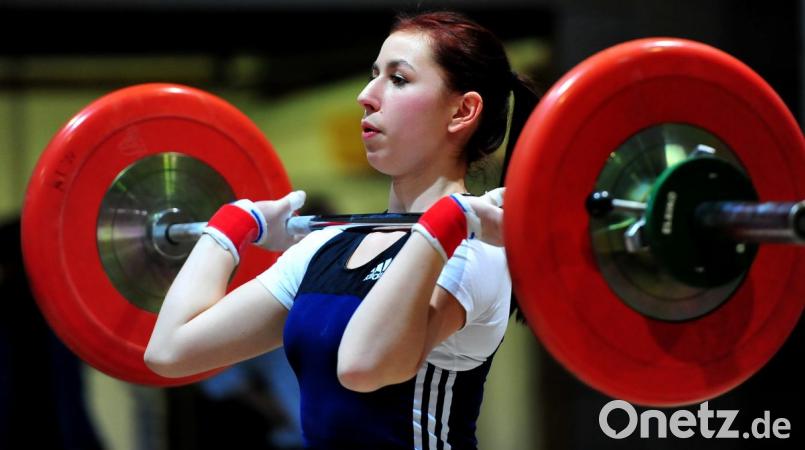 Nicht nur starke Männer sind gefragt, wenn die Gewichtheber des 1. AC Weiden ihren ersten Heimkampf in der 2. Bundesliga bestreiten. Gegen SV Empor Berlin möchte auch Kerstin Schemmel ihren Beitrag zu einem Sieg beisteuern. Bild: G. Büttner